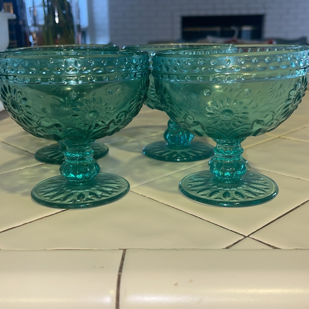 Set of 4 glass , floral vintage dessert bowls. 4 x4.5 L, 3” D